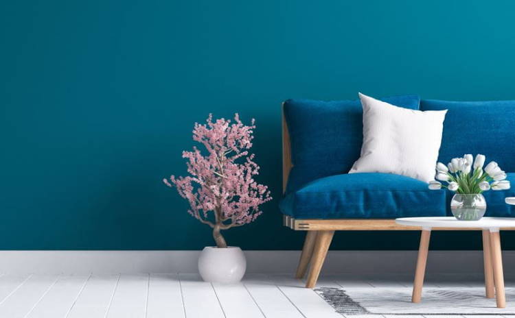 Sisustus kuva jossa sininen sohva ja pieni sohvapöytä