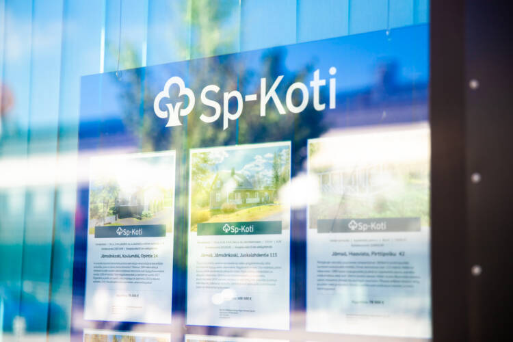 Kohdetaulu konttorin ikkunassa.